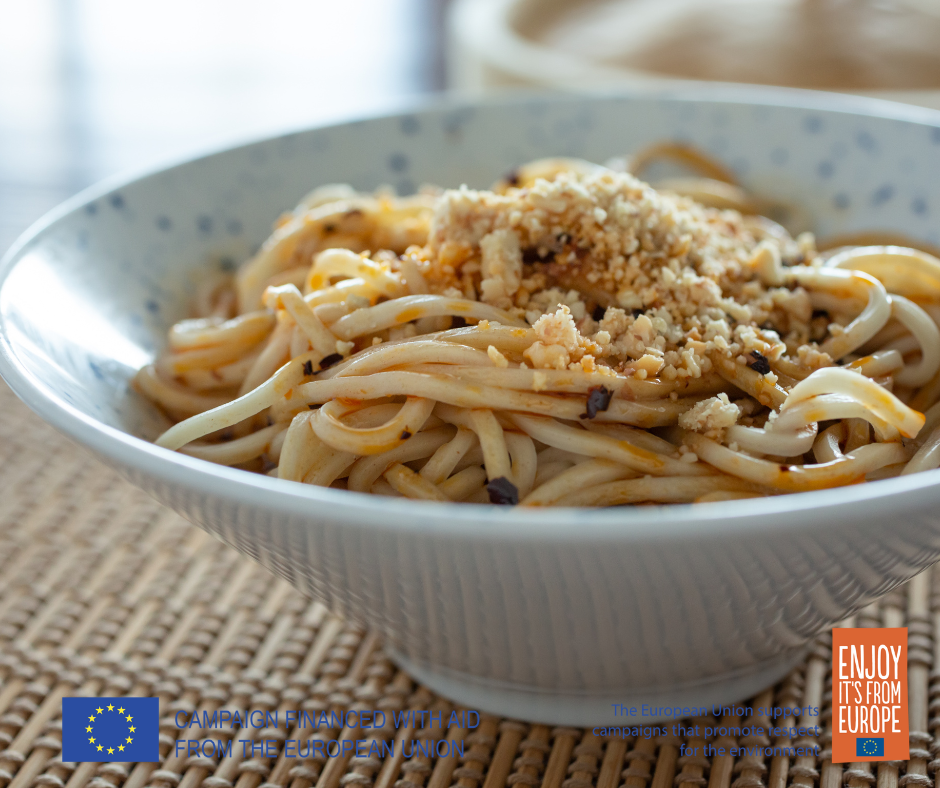 Dan dan noodles with European Corinthian black raisins